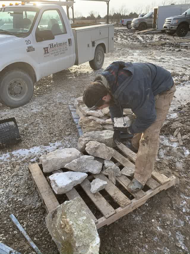 Sorting natural stone for the pillars